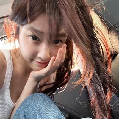 我躺帝王怀里刷视频